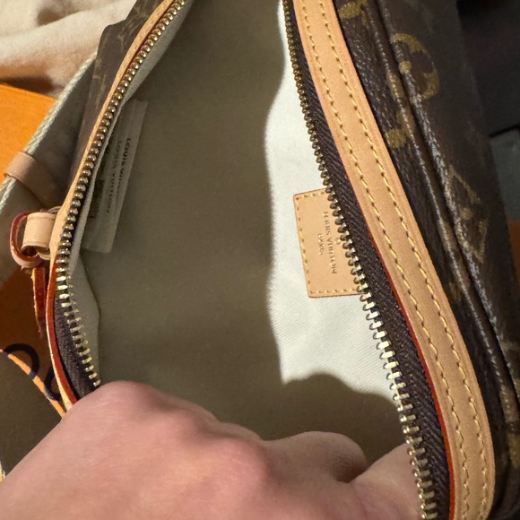 Louis Vuitton bumbag - Picture 8 of 11